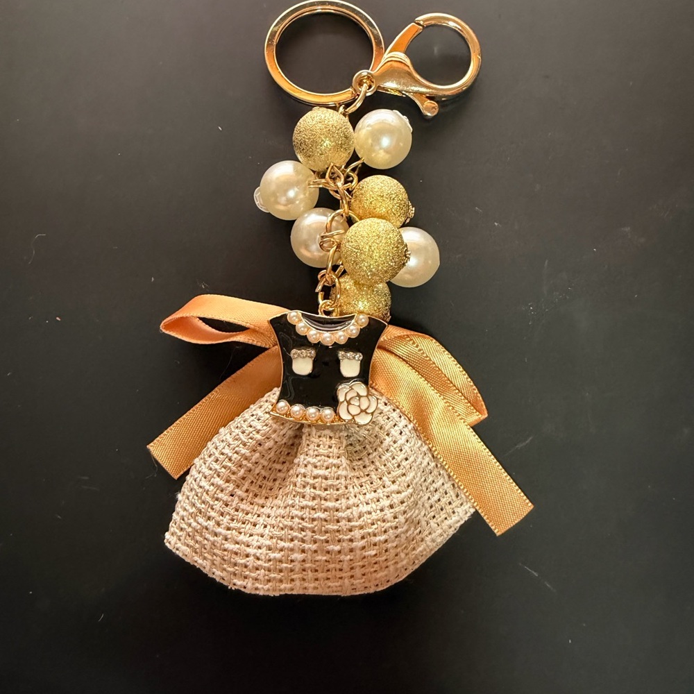 Elegant Gold and Black Keychain with Pearl Accents